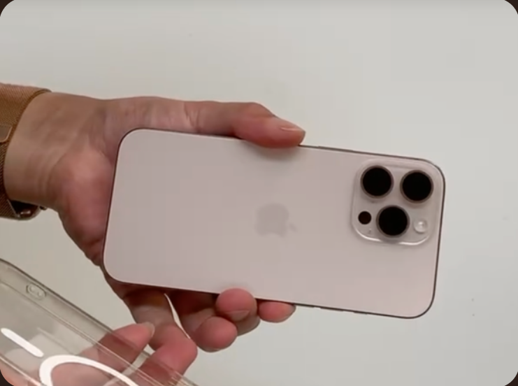 Hand som tar av skalet från en telefon